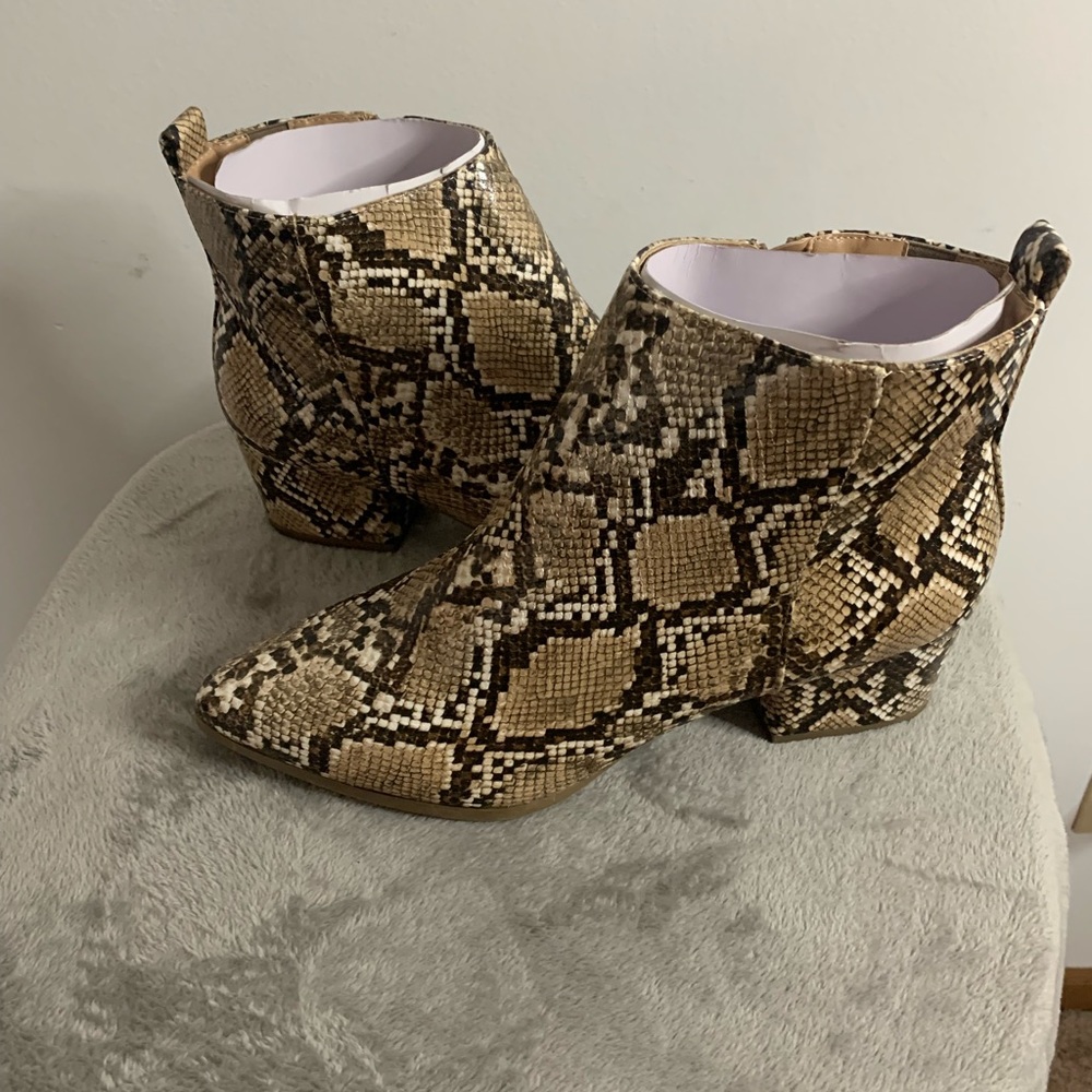 💞Néw💞 Snakeskin Boots